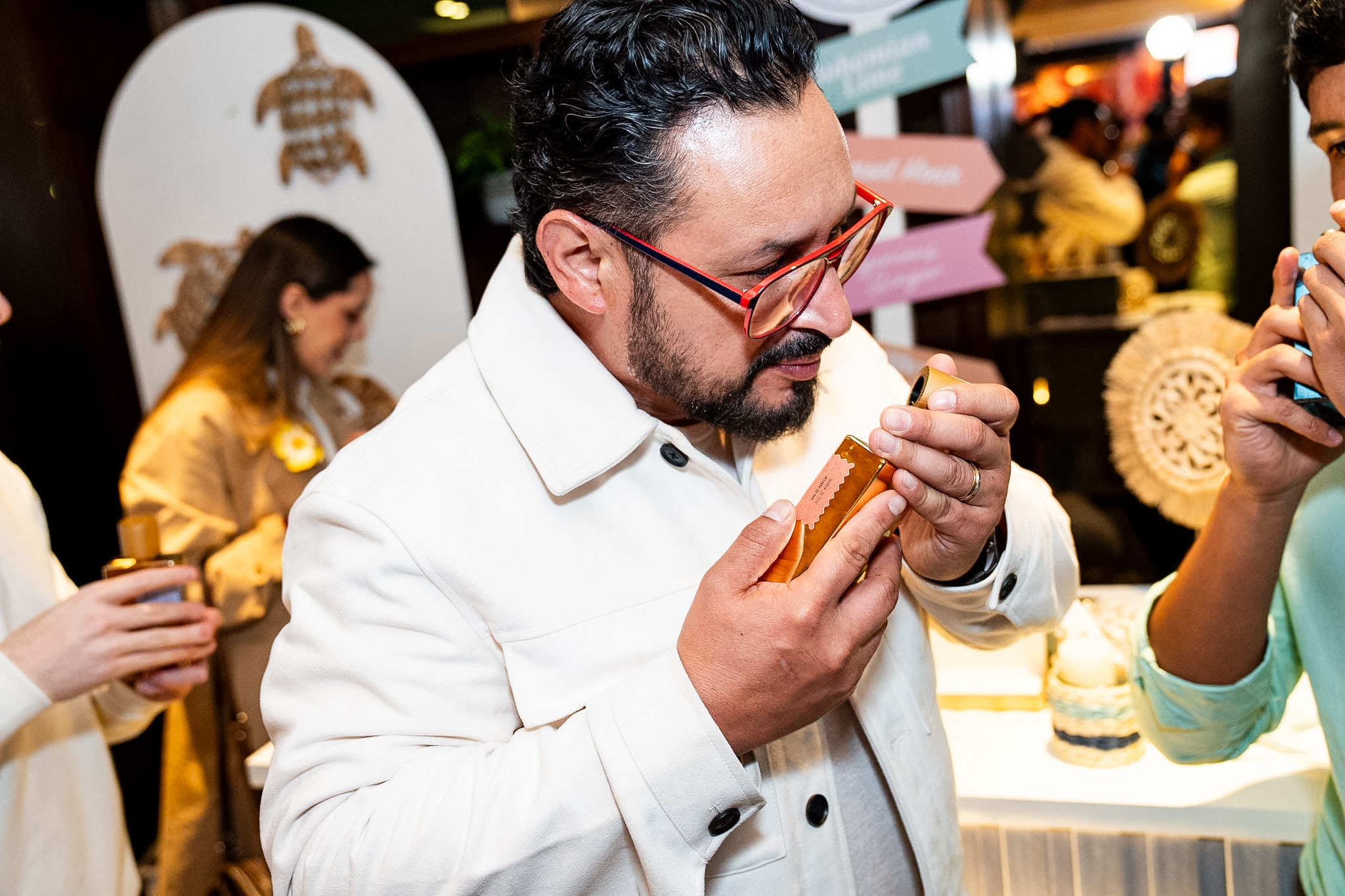 Invitado probando fragancias Goldfield & Banks en Santiago Perfumes